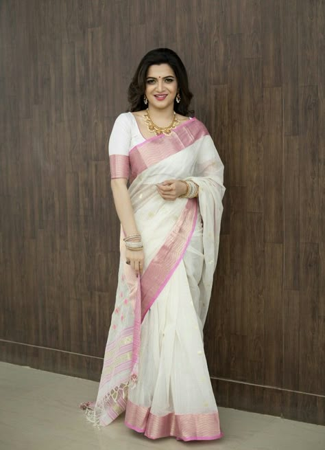 Simple Saree Designs, Feminine Clothes, Blouses Designs, Cotton Saree Designs, Sari Blouse Designs, Indian Saree Blouses Designs, Simple Sarees, Silk Saree Blouse Designs, White Saree