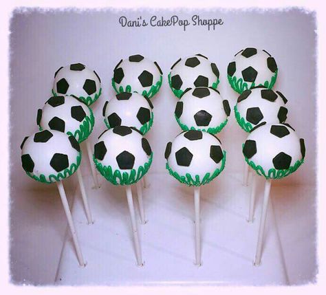 Soccer Cake Pops Lollicakes Cakepops, Soccer Ball Cake Pops, Rocket League Cake, Soccer Mom Snacks, Soccer Cake Pops, Cake Pops Tutorial, Soccer Treats, Soccer Snacks, Soccer Ball Cake