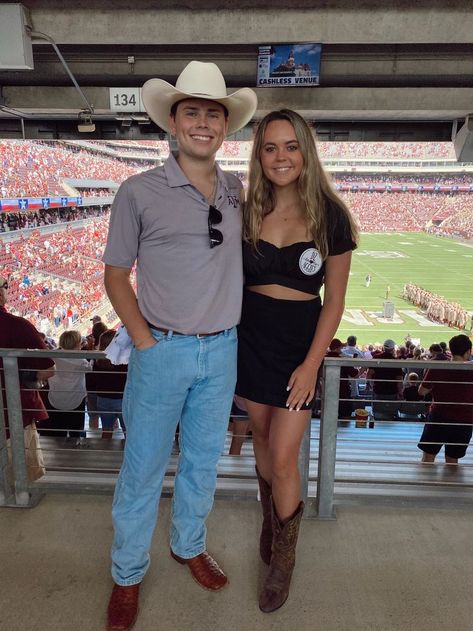 Football Gameday Outfit, Couple Football, Field Outfit, Bama Gameday, College Football Gameday, Instagram Boyfriend, A&m Football, Girly Games, Kyle Field