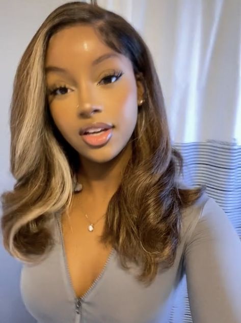 Tyra Banks Blonde Hair, Light Hair Black Women, Hair For Prom Black Women, Blonde On Light Skin Black Women, Short Layered Wig, Dark Blonde Hair Black Women, Black Women Honey Blonde Hair, Black Woman Hairstyle Ideas, Honey Blonde Black Women