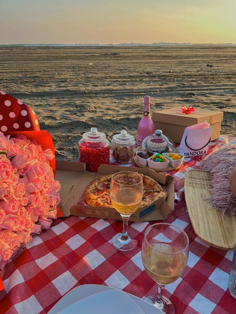 #picnic #love #food #date Picnic San Valentin, Picnic Date, Date Ideas, Rose Wine, A Dream, Alcoholic Drinks, Vision Board, Valentines Day, Valentines