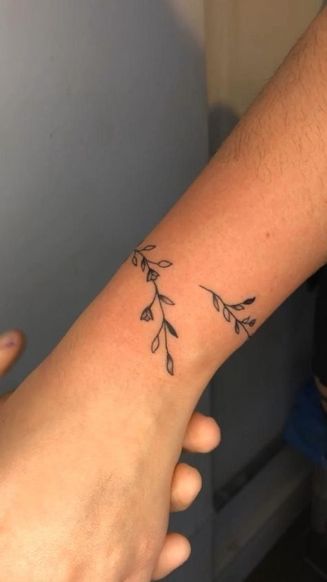 Design Tatuaje, Tattoo Plant, Tato Minimal, Tato Jari, Tato Henna, Inspiration Tattoos, Wrist Tattoos For Women, Classy Tattoos, Discreet Tattoos