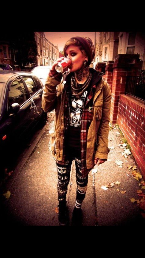 need this jacket! Crust Punk Pants, Patched Pants, Crust Pants, Punk Outfit, Punk Girls, Pretty Punk, Grunge Jacket, Urban Wear Women, Scene Girl