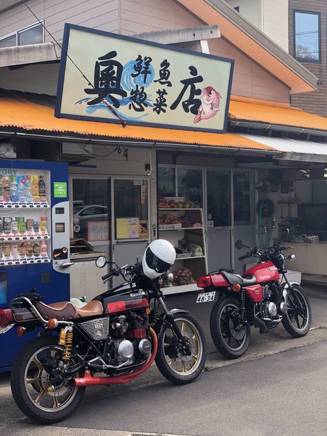 Japan Motorcycle Aesthetic, 90s Motorcycle Outfit, Japan Motorcycle, Japanese Town, Motorcycle Illustration, Custom Sport Bikes, Motorcycle Aesthetic, Japanese Motorcycle, Motorcycle Garage