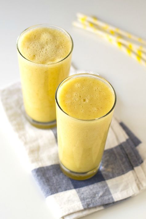 Ready in less than 5 minutes, this tasty smoothie is made with pineapple, cucumber, lemon, and dates! This quick and easy morning treat is great for an on-the-go breakfast. Yellow Smoothie, Crunches Challenge, Workout Smoothie Recipes, Detox Waters, Chopped Pineapple, Full Body Detox, Natural Detox Drinks, Crunches Workout, Detox Drinks Recipes