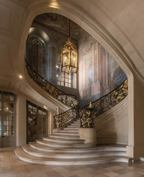 Big Staircase Grand Entrance, Double Staircase Foyer, Big Staircase, Dramatic Staircase, Italian Mansion, Royal Interior, Mansion Aesthetic, Luxury Staircase, Double Staircase