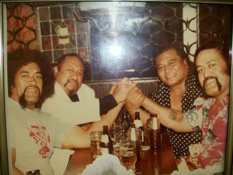 Classic photo of WWE Hall of Fame brothers "Wild Samoans" Afa and Sika Anoa'i dining with their adopted brother WWE Hall of Fame legend "High Chief" Peter Maivia and professional wrestling legend Tor Kamata (McRonald Kamaka). Maivia is the grandfather of legendary WWE Superstar The Rock (Dwayne Johnson). Sika is the father of WWE Superstar Roman Reigns (Leati Joseph Anoa'i) and WWE legend Rosey (Matthew Anoa'i). #WWE #WWEHOF #wwefamilies #siblings #brothers #family #Samoan #wrestling #wrestler Sika Anoai, Anoa'i Family, Rock Dwayne Johnson, Dwyane Johnson, Wrestling Pics, Samoan Dynasty, Roman Reigns Family, World Championship Wrestling, Wwe Hall Of Fame