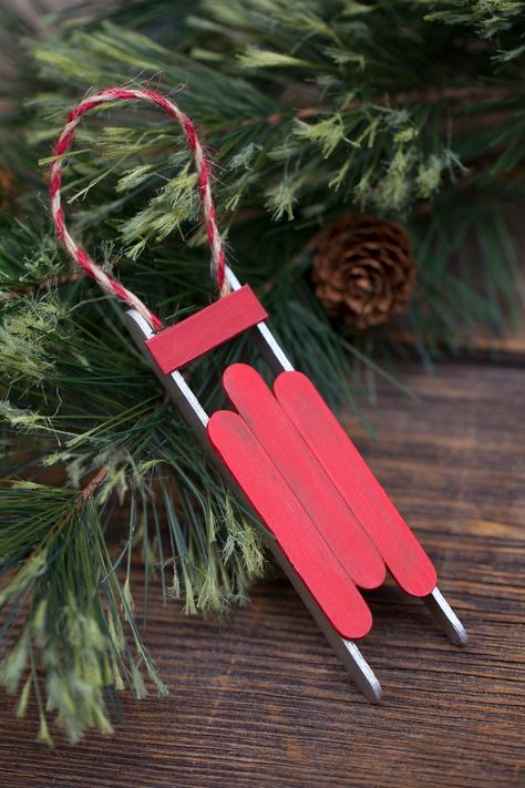 Just in time for Christmas, learn how to make a DIY wooden popsicle stick sled ornament with craft sticks, glue, and paint. This simple holiday craft for kids is perfect for home or school! #sled #ornament Sled Craft, Popsicle Stick Christmas Crafts, Popsicle Stick Crafts For Kids, Kerajinan Diy, Easy Holidays Crafts, Diy Christmas Ornaments Easy, Diy Christmas Ornament, Craft Sticks, Diy Christmas Tree Ornaments