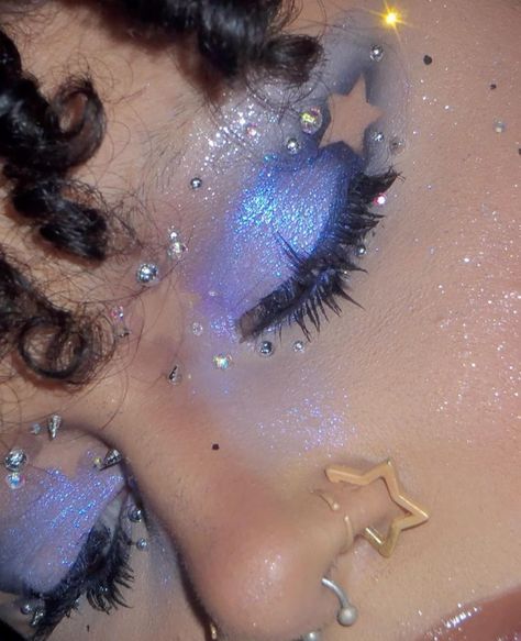 Bubbles Eye Makeup, Red Star Eye Makeup, Shadow Makeup Eye, Shiny Makeup Look Glitter, Glitter Make-up, Star Eyeshadow Makeup, Spacecore Makeup, Starry Eye Makeup, Celestial Eye Makeup