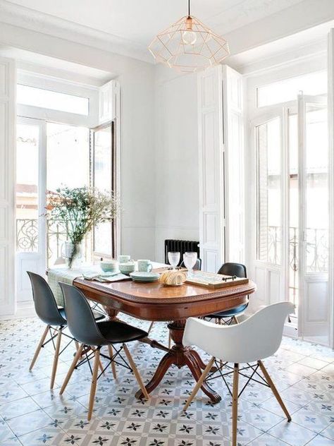 Modern chairs paired with Duncan Phyfe table? Modern Victorian Dining Room Ideas, Modern Victorian Dining Room, Dining Room Victorian, Woven Dining Chairs, Victorian Home Decor, Antique Dining Tables, Traditional Dining, Traditional Table, How To Mix