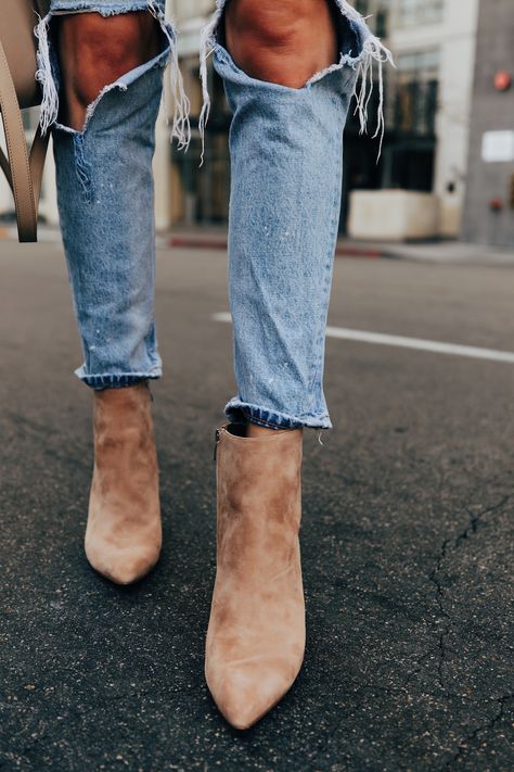 Fashion Jackson Wearing Boyish Ripped Jeans Nine West Tan Suede Stiletto Booties Western Booties Outfit, Suede Ankle Boots Outfit, Fall Style Aesthetic, Suede Booties Outfit, Ankle Booties Outfit, Necklace Layering Gold, Suede Boots Outfit, Minimalist Gold Necklace, Tan Suede Boots