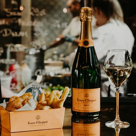 The simplest of foods can be a simply perfect match for Veuve Clicquot. Think bold. ​ 📸 Sławomir Zieliński ​▪️ #VeuveClicquotYellowLabel #LiveClicquot #Gastronomy #food  #nomnom #friedchicken #frenchfries #perfectpairing #foodpairing #cheatmeal #lunch #brunch #champagne #wine Fried Chicken And Champagne Party, Champagne Brunch Aesthetic, Veuve Champagne Party, Veuve Clicquot Champagne Aesthetic, Champagne Celebration Aesthetic, Champagne Food, Bbq Brunch, Caviar Bar, Brunch Champagne