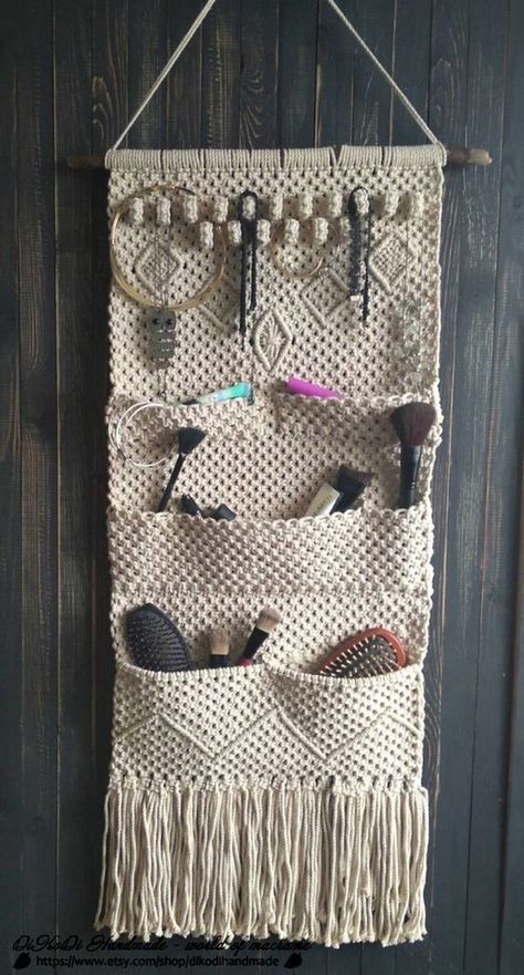 Wall Mounted Necklace Holder, Couture Cuir, Simpul Makrame, Pola Macrame, Crochet Organizer, Crochet Wall Art, Jewelry Organizer Wall, Macrame Wall Hanging Patterns, Crochet Wall Hangings