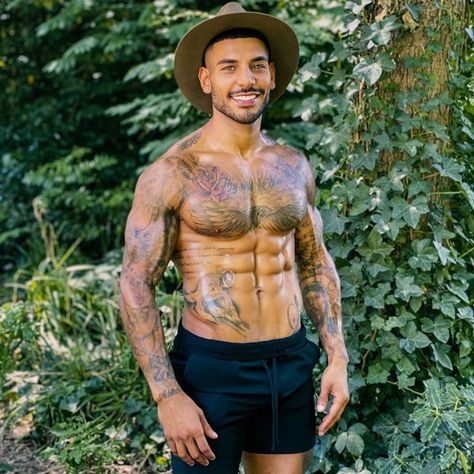 Mr Exotic on Instagram: "𝗖𝗼𝗺𝗶𝗻𝗴 𝘁𝗼 𝗮 𝗧𝗩 𝘀𝗰𝗿𝗲𝗲𝗻 𝗻𝗲𝗮𝗿 𝘆𝗼𝘂 😏" Hassan Piker, Tv Dads, Tatted Men, Tv Screen, Muscle Body, Black Boys, A Tv, Male Beauty, Cute Black