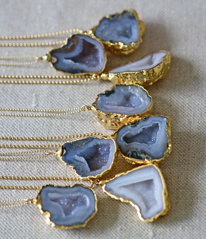 Kei Jewelry, Geode Jewelry, Geode Necklace, Agate Geode, I Love Jewelry, Diy Schmuck, Turquoise Jewelry, Open Up, Resin Jewelry