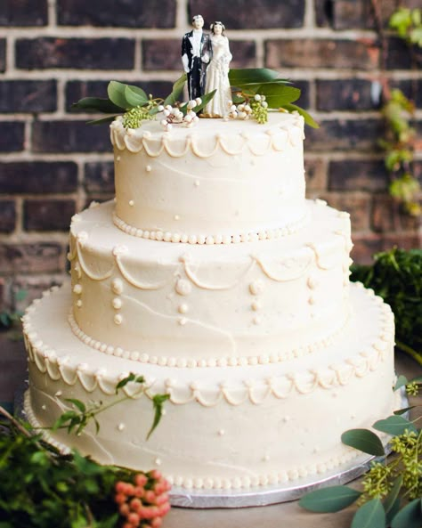 If you're in search of vintage wedding cake inspiration, look no further than these desserts. Vintage Wedding Cake Designs, Vintage Pasta, Spring Wedding Outfit, Vintage Wedding Cake Topper, Vintage Wedding Cake, Traditional Wedding Cake, Classic Wedding Cake, Wedding Cake Flavors, Wedding Cakes Blue