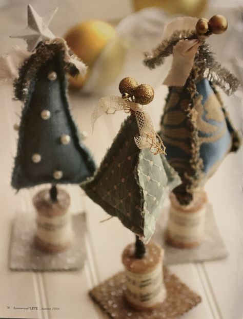 Fabric Trees Christmas Diy, Christmas Mini Tree, Eco Christmas Decorations, Christmas Tree Crafts Diy, Fabric Trees, Primitive Christmas Crafts, Christmas Gift Items, Christmas Crafty, Fabric Christmas Trees