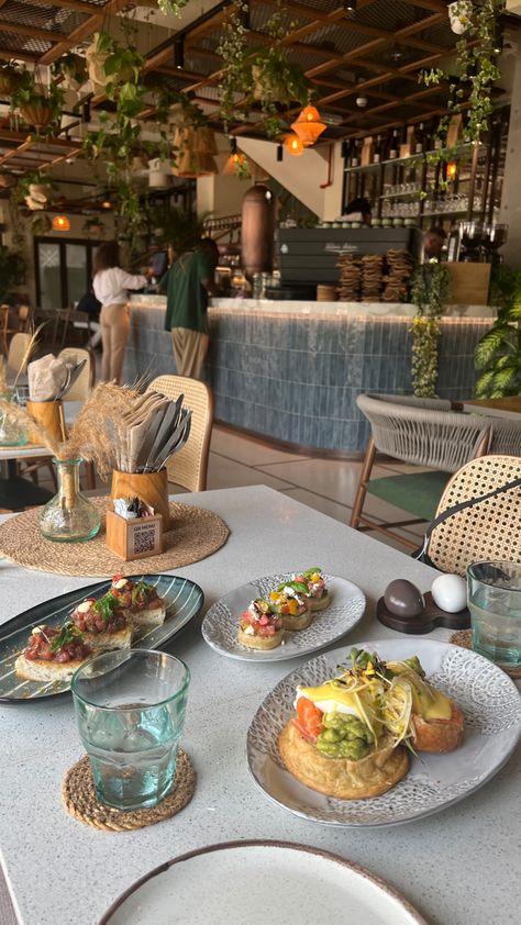 Restaurant Meal Aesthetic, Breakfast In Restaurant Aesthetic, Restaurant Lunch Aesthetic, Dubai Cafe Aesthetic, Brunch Aesthetic Restaurant, Lunch Aesthetic Instagram, Breakfast Restaurant Aesthetic, Brunch Luxury, Cafes In Dubai