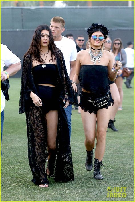 Kendall & Kylie Jenner Went All Out with Their Coachella Outfits Kylie Jenner Coachella, Celebrity Coachella Outfits, Moda Kylie Jenner, Moda Coachella, Style Kylie Jenner, Coachella Celebrities, Kendall E Kylie, Kendall Y Kylie Jenner, Kylie Jenner Fotos