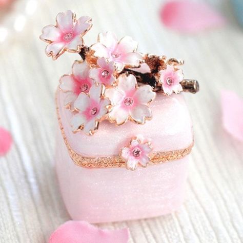 Pink Stuff Girly, Jewelry Box Aesthetic, Pretty Trinkets, Cute Trinkets, Vintage Trinkets, Jewelry Box Design, Blossom Cookies, Inexpensive Jewelry, Diy Jewelry Holder