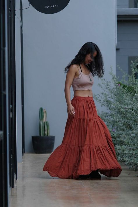 Red Maxi Skirt Outfit, Long Skirt Fits, Boho Skirt Outfit, Flowy Skirt Outfit, Long Summer Skirt, Plus Size Hippie Fashion, Long Boho Skirt, Maxi Skirt Plus Size, Red Long Skirt