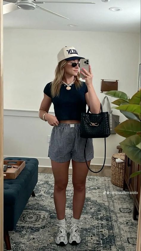 Everyday Outfit Inspiration Casual, Summer Athleisure Outfits 2024, Elegant Shorts Outfit, Nyc Summer Outfits 2024, Casual Summer Outfit Inspo 2024, Casual Summer Night Outfit, Fashion Europe Summer, Summer Athleisure Outfits, Road Trip Outfit Summer