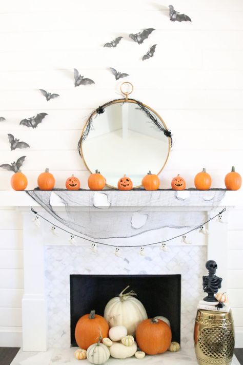 halloween spooky mantel Porche Halloween, Fall Mantel Decor, Halloween Mantel Decor, Elegant Halloween Decor, Mantel Decor Ideas, Minimalist Halloween, Casa Halloween, Halloween Mantel, Halloween Front Porch Decor