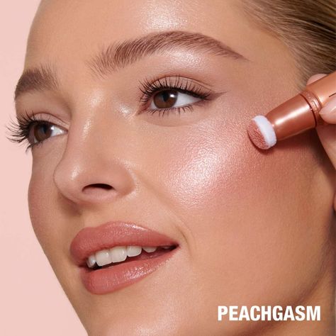 Shop Charlotte Tilbury's Beauty Highlighter Wand at Sephora. This liquid highlighter wand illuminates the face. Glow Makeup Products, Charlotte Tilbury Beauty Light Wand, Diva Light, Charlotte Tillbury, Cheek Makeup, Glow Makeup, Easy Magic, True Spring, My Christmas List