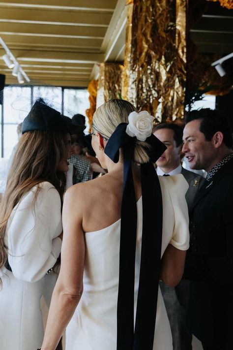 The best street style from Derby Day 2022 - Vogue Australia Race Day Hair, Horse Race Outfit, Horse Racing Fashion, Ladies Day Outfits, Derby Day Fashion, Derby Party Outfit, Spring Racing Fashion, Melbourne Cup Fashion, Ascot Outfits