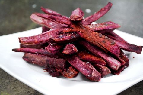 Purple Sweet Potato Fries - Pack Momma Purple Potato Recipes, Potato Fries Baked, Okinawan Sweet Potato, Sweet Potato Dinner, Ube Recipes, Healthy Superbowl Snacks, Sweet Potato Recipe, Purple Sweet Potato, Purple Potatoes