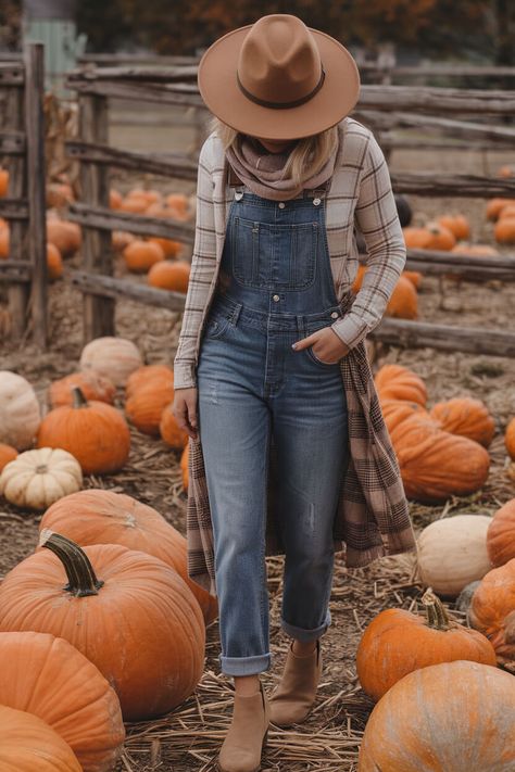 15 Pumpkin Patch Outfit Ideas for a Cozy Fall Day – fashionbylina.com Cozy Pumpkin Patch Outfits, Fall Barbecue Outfit, Plaid Overalls Outfit, Harvest Festival Outfit Ideas, Country Bumpkin Outfits, State Fair Outfits Fall, Pumpkin Farm Outfit Women, Pumpkin Patch Mom Outfit, Corn Maze Outfit Fall