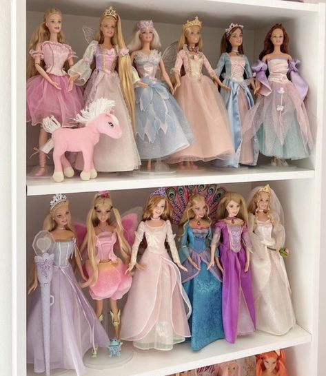 Doll Collector Aesthetic, Barbie Movies Dolls, Doll Collector Room, Barbie Shelf, Barbie Movie Dolls, Barbie Cottage, Barbie Movies Aesthetic, Old Barbie Dolls, Barbie Website