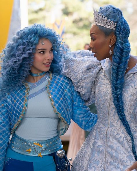 Disney Lovers! • Instagram Drizella Tremaine, Descendants Pictures, Descendants Wicked World, Cinderella Fairy Godmother, Descendants Characters, Disney Descendants Movie, Descendants Party, Descendants Cast, Cinderella And Prince Charming