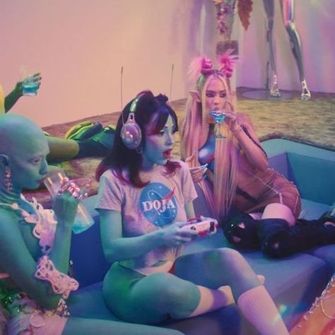 Top 13 Iconic Doja Cat Outfits That Define Her Fashion Style Alien Party, Alien Costume, Alien Girl, Space Girl, Photoshoot Concept, I Need To Know, Retro Futurism, Pose Reference Photo, Doja Cat