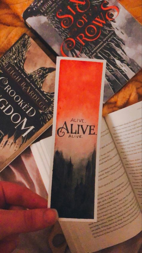 Book Mark Making, Six Of Crows Bookmark, Book Mark Art, Book Cover Painting, Bookish Crafts, Mark Art, Cover Painting, Creative Bookmarks, Bookmark Craft