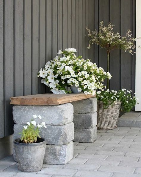 Front Porch Seating Ideas, Front Yard Patio, Front Yard Landscaping Pictures, Porch Bench, Small Front Porch, Diy Bench Outdoor, Small Front Yard, Front Yard Design, Budget Garden