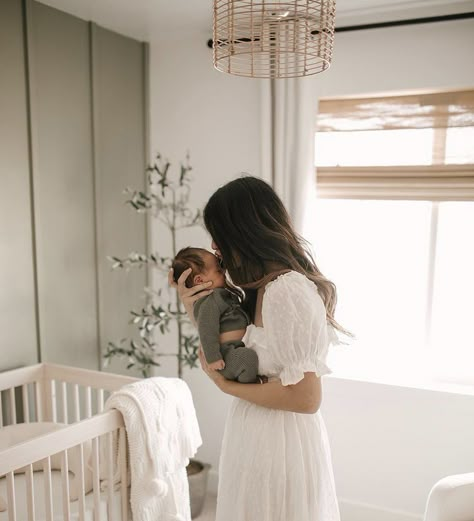 Family Of 3 Aesthetic Faceless, White Dress Newborn Photos, Motherhood Aesthetic Faceless, Mom With Newborn, Mom Pictures Aesthetic, New Mom Aesthetic, Vom Avea Un Copil, Newborn Family Pictures, Baby Fotografie