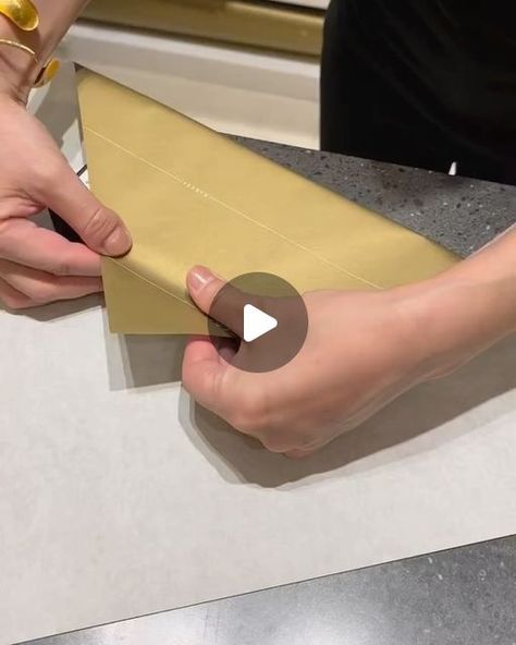 Viral Art 🎨 on Instagram: "Japanese wrapping of a gift 🎁 

Via @tokyo_zenliving_tour" Konmari Folding, Japanese Gift Wrapping, Japanese Wrapping, Wrapping Techniques, Gift Wrapping Techniques, Art Promotion, Japanese Gifts, Wrapping Gifts, Folding Clothes