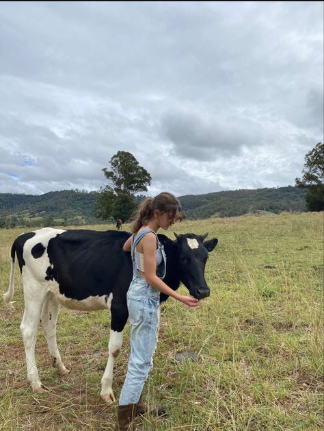 Farmer Wife Aesthetic, Farmer Girl Aesthetic, Farm Fits, Farm Girl Aesthetic, Countryside Animals, Woman Farmer, Farm Vacation, Farm Women, Country Bumpkin