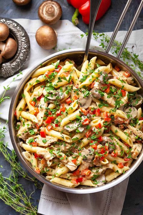 Creamy Red Pepper and Mushroom Chicken Pasta - pasta in a creamy, garlicky sauce with slices of juicy chicken, mushrooms, and red peppers. A quick and easy pasta dish full of amazing flavor. Ready in under 30 minutes. #pasta #easy #recipe #dinner #quick #creamy #mushroom #chicken #under30minutes Chicken Mushroom Pasta, Creamy Mushroom Chicken, Tuscan Chicken Pasta, Chicken Mushrooms, Red Pepper Pasta, Pasta Easy, Dinner Quick, Creamy Mushroom Pasta, Chicken Mushroom