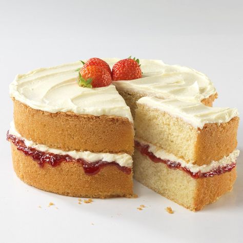 This is classic Victoria sandwich cake is beautifully moist and simply delicious. To make alternative flavours, you could try adding cocoa powder or coffee and walnuts. Victoria Sponge Recipe, Victoria Sandwich Cake, Victoria Sandwich, Buttercream Icing Recipe, Sponge Recipe, Victoria Sponge Cake, Cake Frosting Recipe, Sponge Cake Recipes, Sandwich Cake