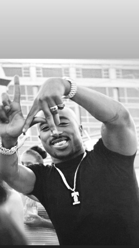 Tupac Photos, 90s Rappers Aesthetic, Tupac Makaveli, Tupac Wallpaper, Hip Hop Wallpaper, 90s Rappers, Tupac Quotes, Tupac Pictures, Desain Buklet