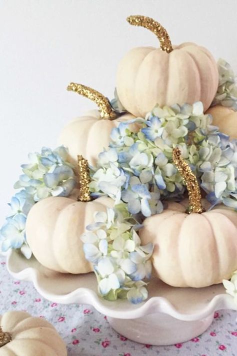 Break away from typical fall colors with this beautiful, pastel-colored… Fall Deco, Fall Thanksgiving Decor, Autumn Decorating, Pumpkin Centerpieces, Fall Table Decor, Thanksgiving Centerpieces, Fabulous Fall, Deco Floral, Baby Shower Fall