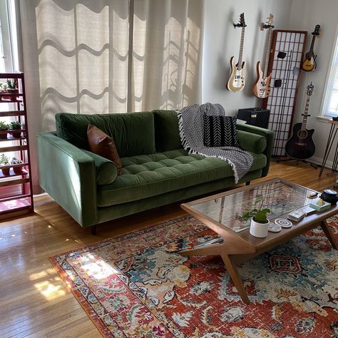 Indie Living Room, Green Couch Decor, Green Couch Living Room, Mcm Living Room, Funky Living Rooms, Couch Living Room, Room Green, Green Couch, Colorful Home Decor