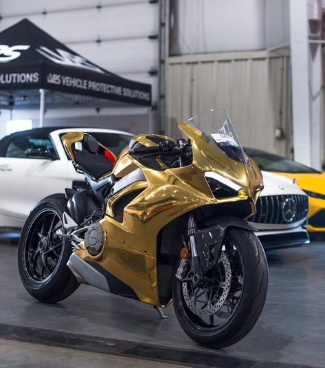 Golden Ducati. For those who want to stand out from a crowd #motorcycle #motorbike #motorcycles #motorsportphotography Golden Bike, Xe Ducati, Tokyo Art, Bike Photoshoot, Motorcycle Pictures, Ducati Panigale, Motorsport Photography, Stay Golden, Motorcycle Bike