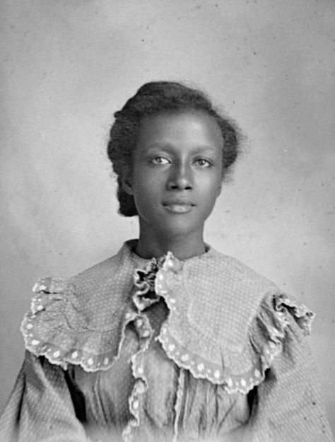 Young African American woman. Photograph by Hugh Mangum, United States, ca. Late 1890s to early 1900s Idda Van Munster, Model Tips, La Life, American Photo, Portrait Vintage, Vintage Black Glamour, Victorian Women, Foto Vintage, Vintage Glam