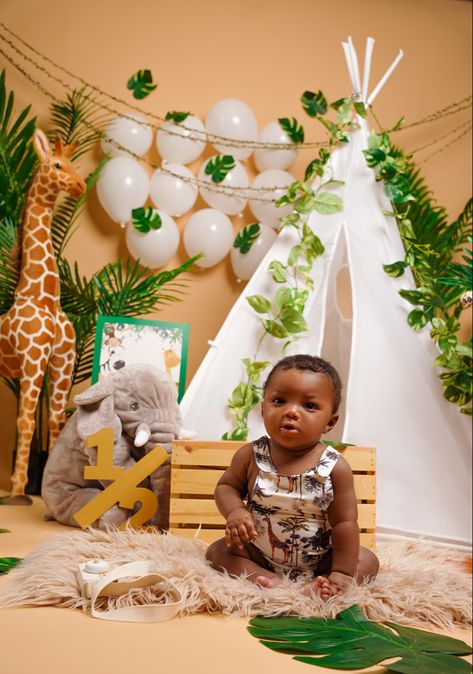 Safari Theme Photoshoot, Baby Photoshoot Ideas Boy, Safari Photoshoot, Photo Jungle, Jungle Photoshoot, Theme Photoshoot, Baby Photoshoot Ideas, Black Photo, Safari Theme