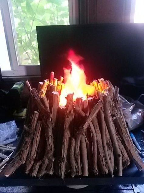 fake fire by Halloween Forum member SakiGirlOther Showcase your most recent craft! - Page 758 Faux Burning Embers, Diy Fake Fire, Fake Campfire, Shrek Jr, Fake Fire, Glowing Embers, Halloween Forum, Adult Halloween Party, Christmas Play