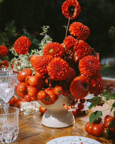 AIMY & DIDIER - welcome dinner 🍅🍝 The first event of a 3 days celebration in the heart of Italy , what a pleasure it was for me to source the best products to the wonderful local artisans , @antichisaporimodigliana prepared the spoja lorda , that I cooked in butter & sage from @cadiviazadurfarmhouse , we used the local olive oil from Brisighella , 10 liters actually , gnocco fritto , cheeses & amazing charcuterie were served during the cocktail hour with an Italicus spritz , then Aimy & Didi... Italian Welcome Dinner, Tomato Party Decorations, Tomato Centerpiece, Tomato Tablescape, Gohar World, Tomato Wedding, Italian Dinner Table, Italian Dinner Party Decorations, Spanish Cocktails