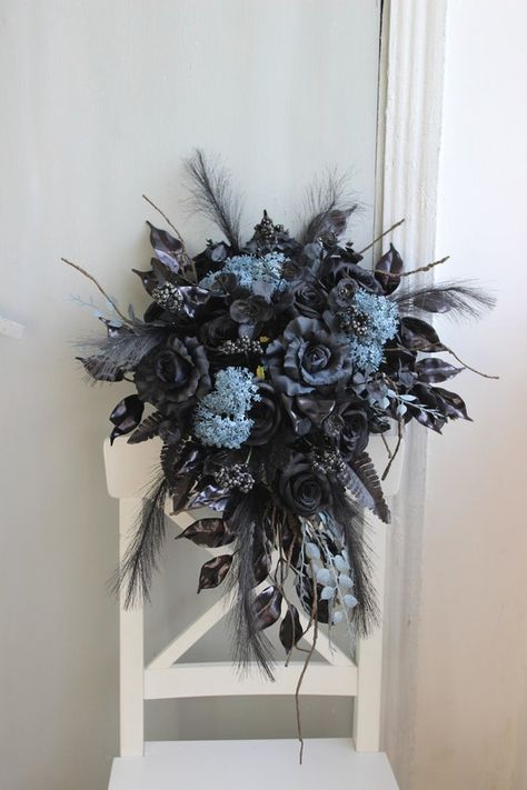 Moody Wedding Bouquet, Dark Blue Wedding Theme, Wedding Bouquet Black, Gothic Wedding Bouquet, Dusty Blue Bouquet, Rose Gold Bouquet, Dark Romantic Wedding, Gothic Wedding Theme, Alt Wedding